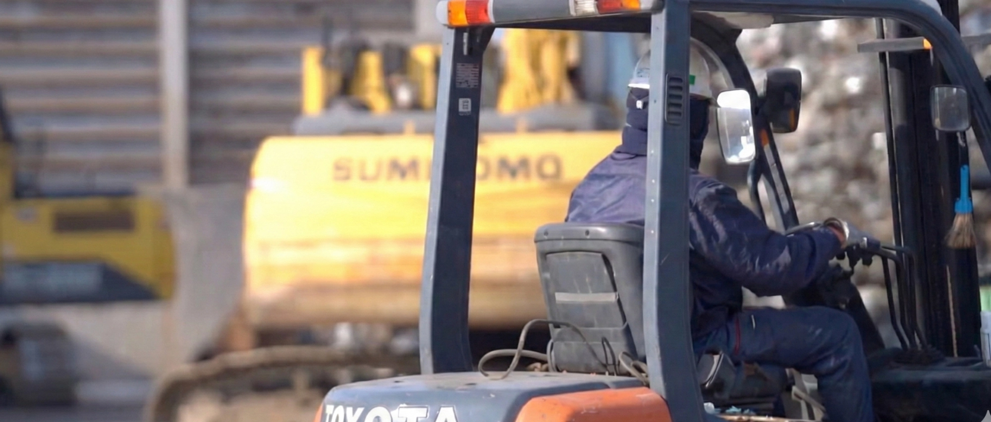 鉄・非鉄スクラップの運搬と構内作業員